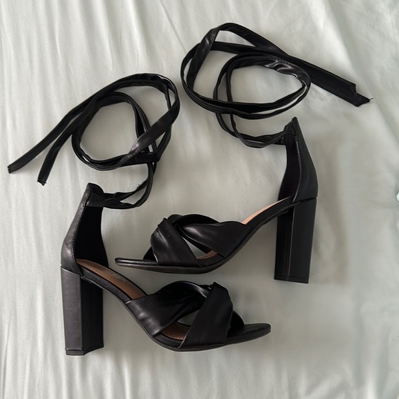 Black lace up heels - Picture 1 of 5